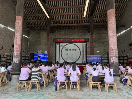 點燃科技之光，智啟少年夢想——福州科技館科普大篷車駛入倉山區(qū)第二中心小學