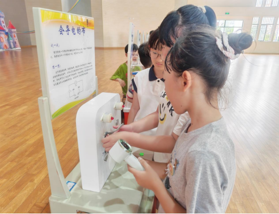 拾趣科學萬象 涵養(yǎng)少年新知 ——福州科技館科普大篷車駛?cè)脒B江縣江南中心小學
