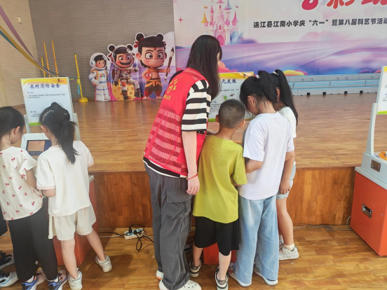 拾趣科學萬象 涵養(yǎng)少年新知 ——福州科技館科普大篷車駛?cè)脒B江縣江南中心小學