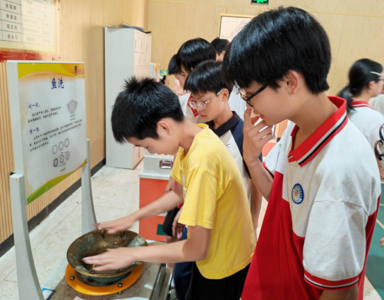流動科普進(jìn)校園 點亮學(xué)子科學(xué)夢 ——福州科技館科普大篷車駛?cè)腴}清縣東橋中學(xué)