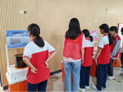 流動科普進(jìn)校園 點亮學(xué)子科學(xué)夢 ——福州科技館科普大篷車駛?cè)腴}清縣東橋中學(xué)