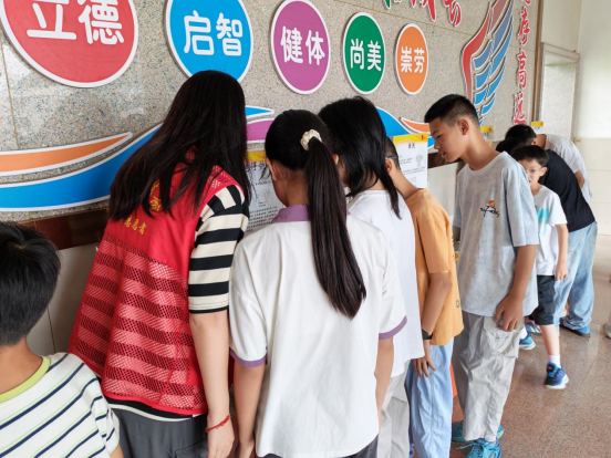 指尖探奇趣 科學(xué)樂無邊 ——福州科技館科普大篷車駛?cè)腴}侯鴻尾中心小學(xué)