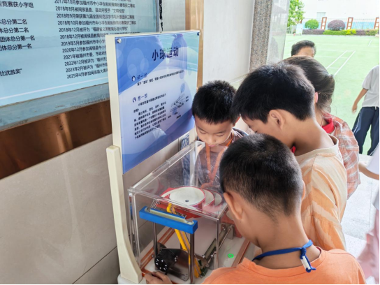 指尖探奇趣 科學(xué)樂無邊 ——福州科技館科普大篷車駛?cè)腴}侯鴻尾中心小學(xué)
