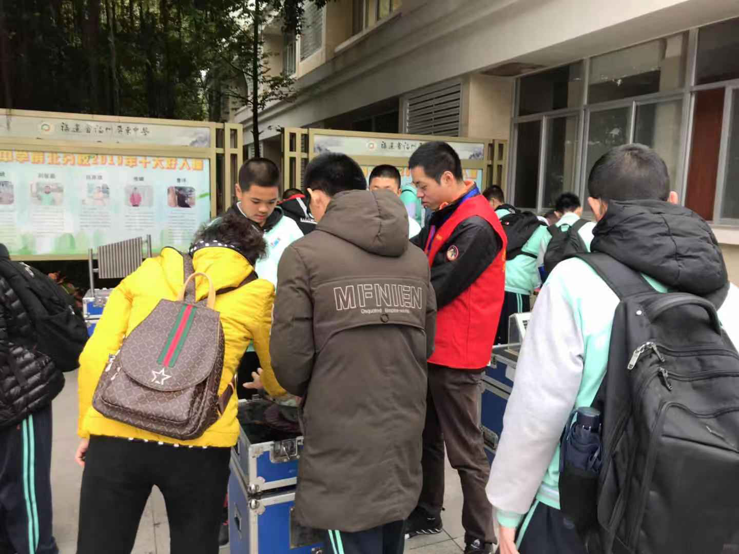 “科普進(jìn)校園— —福州科技館送科普進(jìn)日升中學(xué)、屏東中學(xué)和屏北分?！? width=