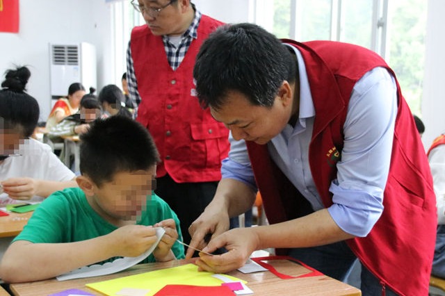福州科技館植物園分館開展“關愛盲童、情暖六一”動植物標本科普暨愛黨愛國手工貼畫活動