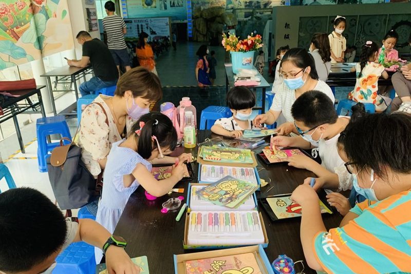 福州科技館舉辦“愛在筆下 感恩有我”母親節(jié)活動