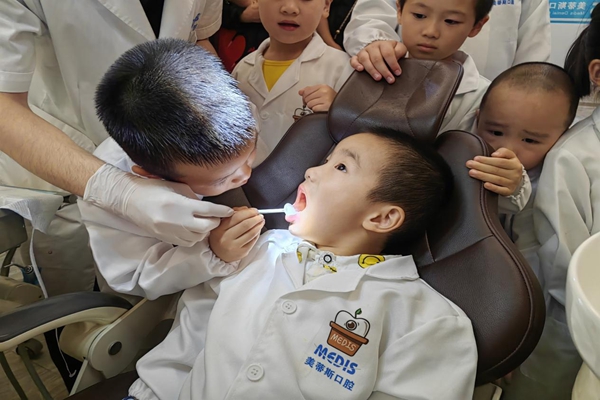 “我是小牙醫(yī)”社會實踐營活動