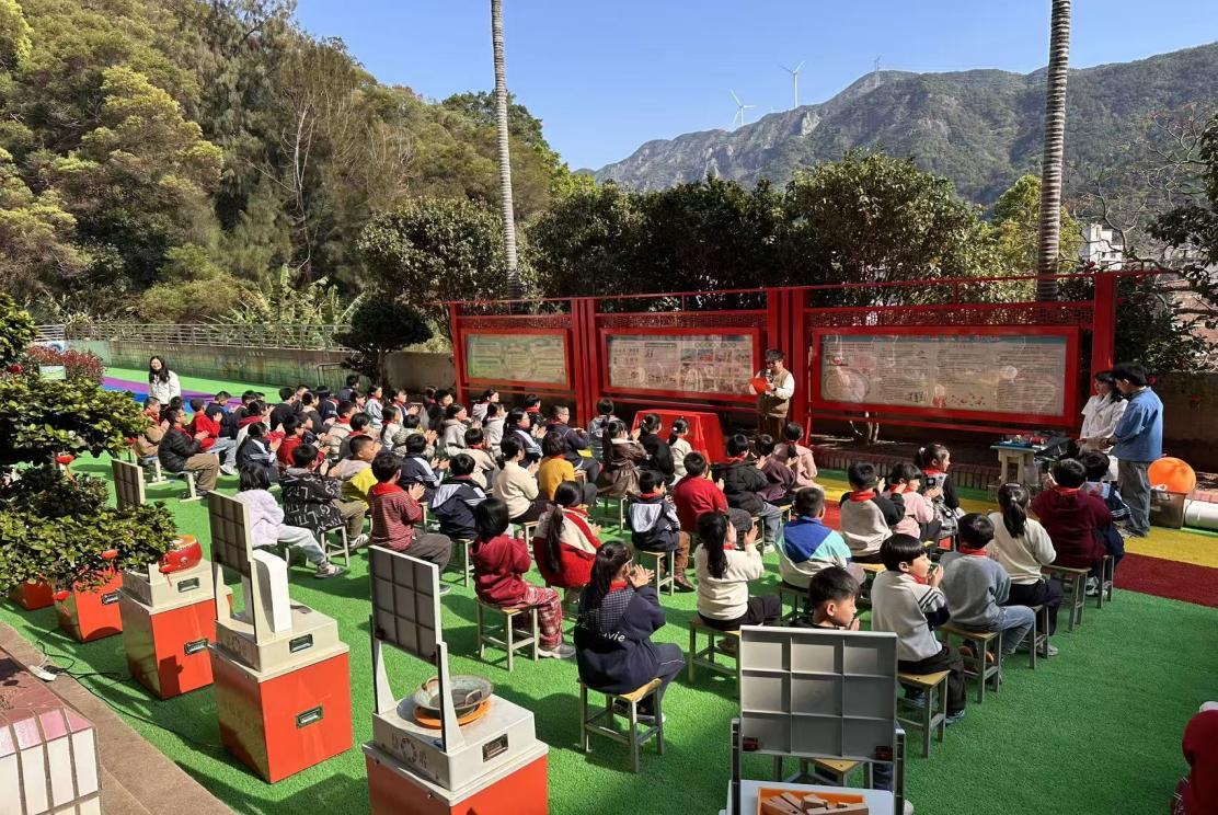 科普進(jìn)校園 童心向科學(xué) 福州科技館科普大篷車走進(jìn)連江下宮中心小學(xué)