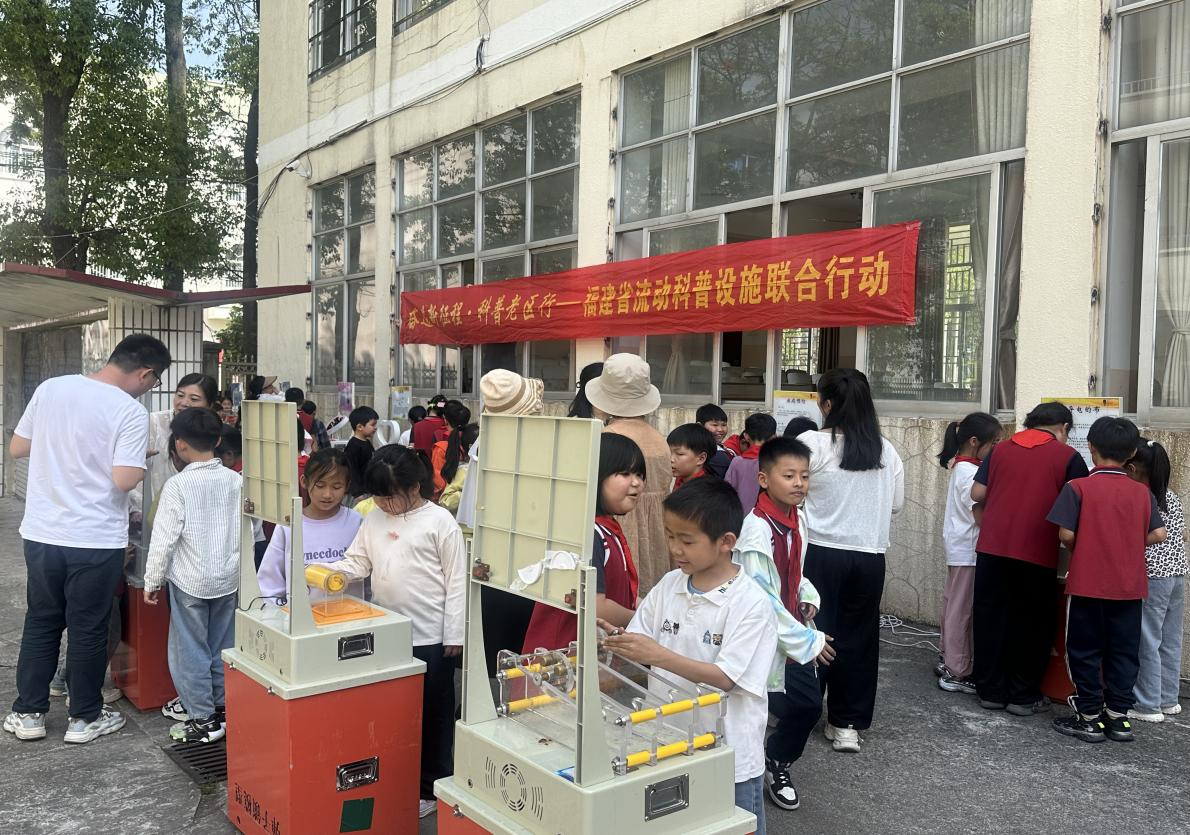 科普大篷車駛?cè)敫Ｇ迳限?科學(xué)之光點(diǎn)亮梧崗校園