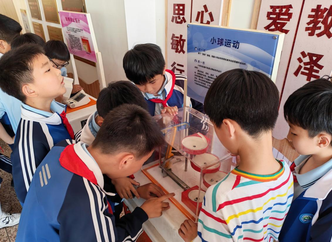 “科普潤校園 童心探科學(xué)”福州科技館 科普大篷車走進(jìn)福清市龍?zhí)镏行男W(xué)