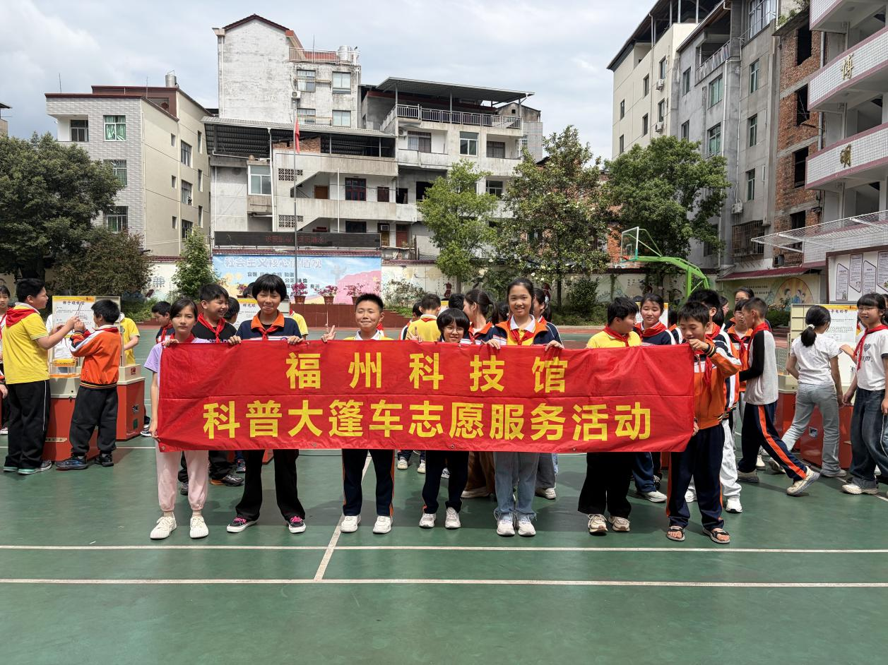 播撒科學(xué)種子 守護(hù)健康成長——科普大篷車駛?cè)腴}清縣省璜鎮(zhèn)中心小學(xué)