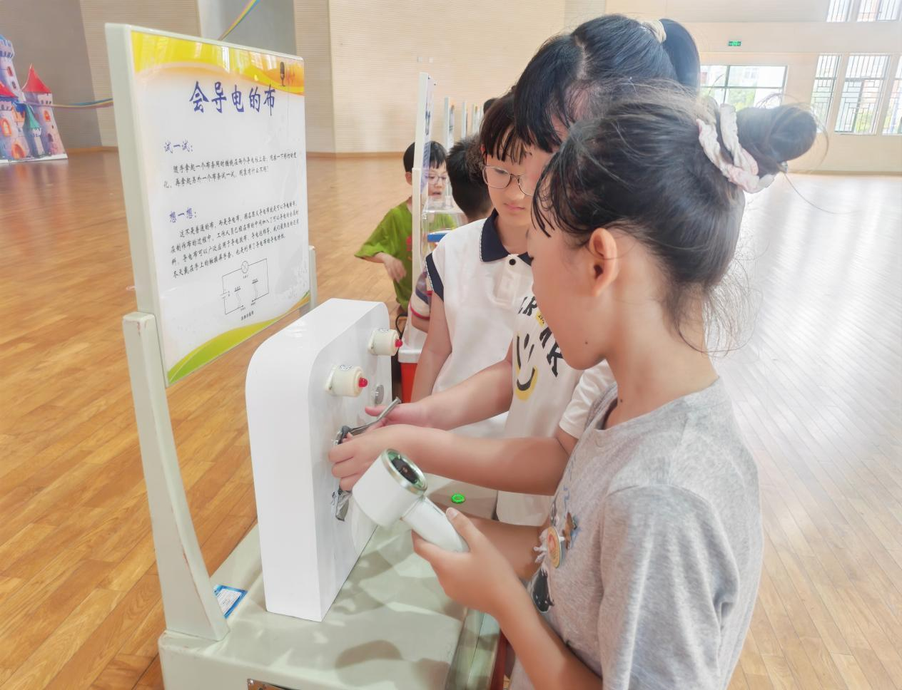 拾趣科學(xué)萬象 涵養(yǎng)少年新知 ——福州科技館科普大篷車駛?cè)脒B江縣江南中心小學(xué)