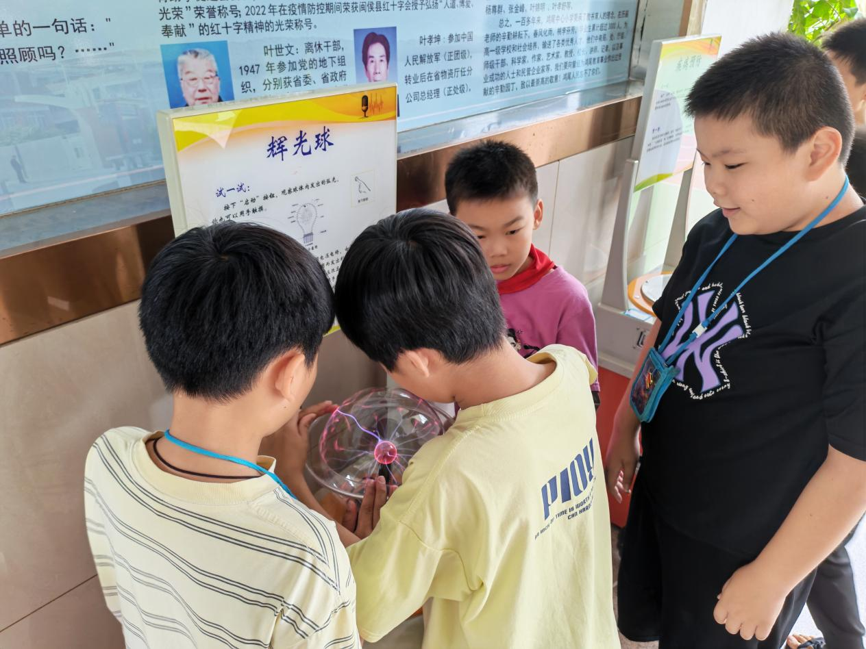 指尖探奇趣 科學(xué)樂無邊 ——福州科技館科普大篷車駛?cè)腴}侯鴻尾中心小學(xué)