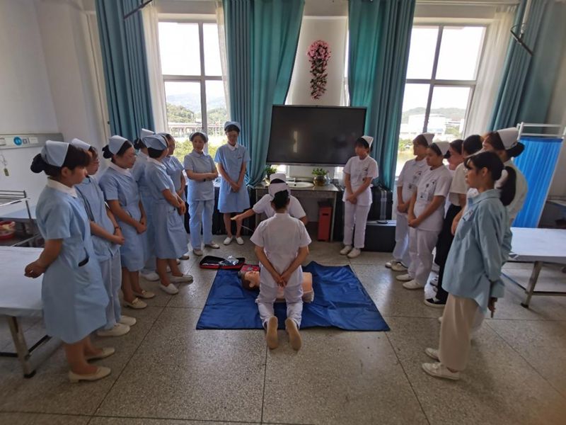 衛(wèi)生知識分館赴福州科技館開展“我為群眾辦實事，急救科普零距離”主題黨日活動