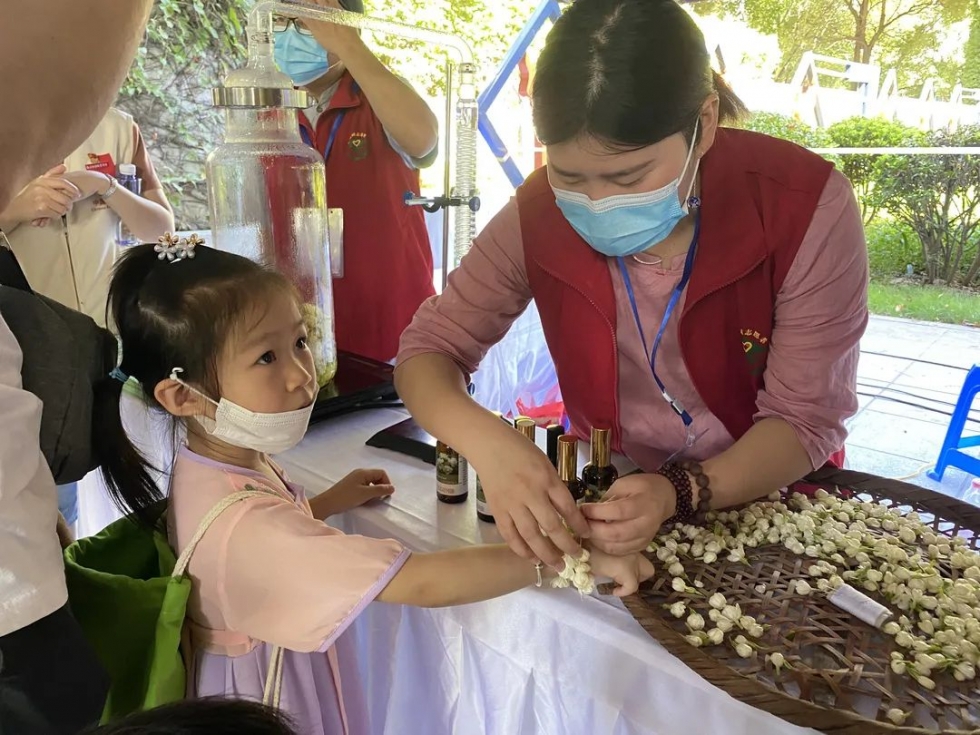 福州科技館舉行全國科普日科普?qǐng)鲳^“1+N”志愿服務(wù)活動(dòng)