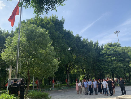 福州科技館舉行慶祝新中國(guó)成立74周年“迎國(guó)慶升國(guó)旗”儀式