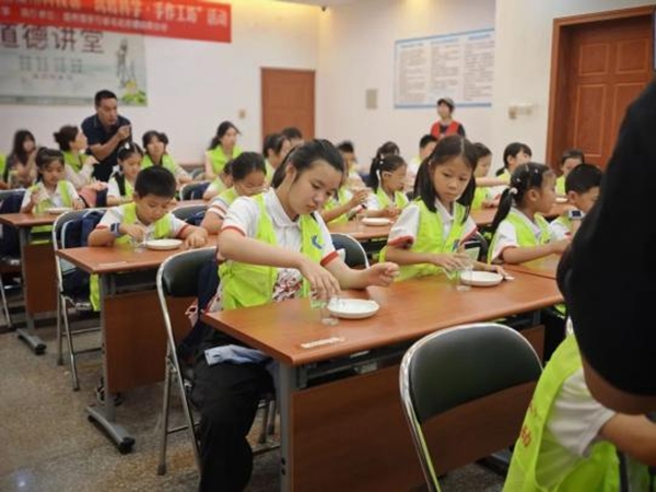 “筑夢未來”大型科普活動暨福州科技館“玩轉(zhuǎn)科學(xué)?手工作坊”第三期活動舉辦 “筑夢未來”大型科普活動暨福州科技館“玩轉(zhuǎn)科學(xué)?手工作坊”第三期活動舉辦