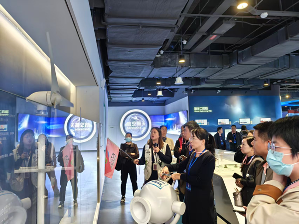 海峽兩岸青少年科學(xué)教育界代表參觀福州科技館 海峽兩岸青少年科學(xué)教育界代表參觀福州科技館