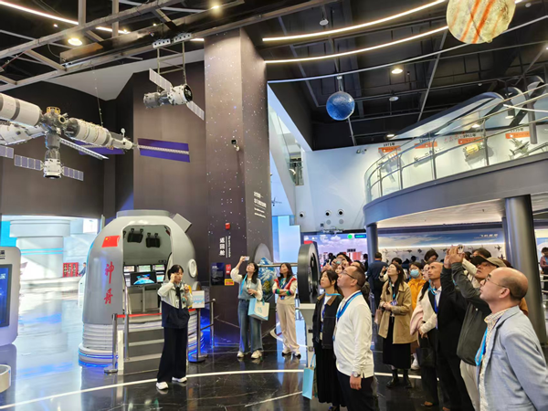 海峽兩岸青少年科學(xué)教育界代表參觀福州科技館 海峽兩岸青少年科學(xué)教育界代表參觀福州科技館