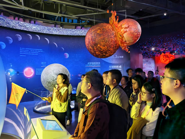 海峽兩岸青少年科學(xué)教育界代表參觀福州科技館 海峽兩岸青少年科學(xué)教育界代表參觀福州科技館