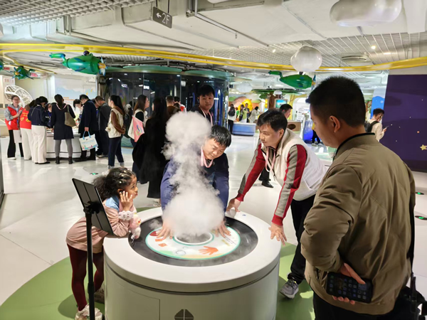 海峽兩岸青少年科學(xué)教育界代表參觀福州科技館 海峽兩岸青少年科學(xué)教育界代表參觀福州科技館