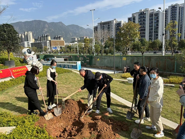 市科協(xié)機(jī)關(guān)二支部開(kāi)展“黨建引領(lǐng)添新綠，科普為民促發(fā)展”植樹(shù)護(hù)綠活動(dòng)