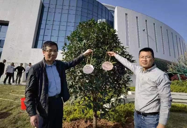 市科協(xié)機(jī)關(guān)二支部開(kāi)展“黨建引領(lǐng)添新綠，科普為民促發(fā)展”植樹(shù)護(hù)綠活動(dòng)